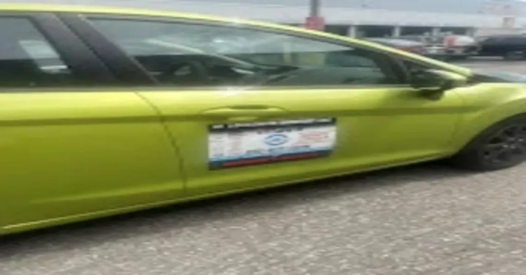 Green car with a signboard on the side, featuring a contact number and service details. Tip to choose an automotive locksmith for fast and reliable service.